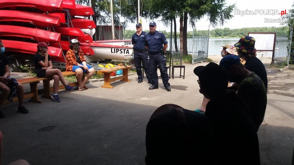 Policjanci o bezpiecznych wakacjach z katowickimi harcerzami