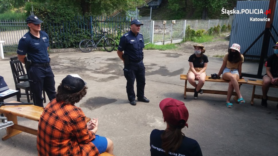 Policjanci o bezpiecznych wakacjach z katowickimi harcerzami
