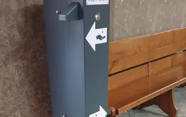 Płyn do dezynfekcji zamiast wody święconej. W Katedrze Chrystusa Króla stanęły DEZYNBOXY