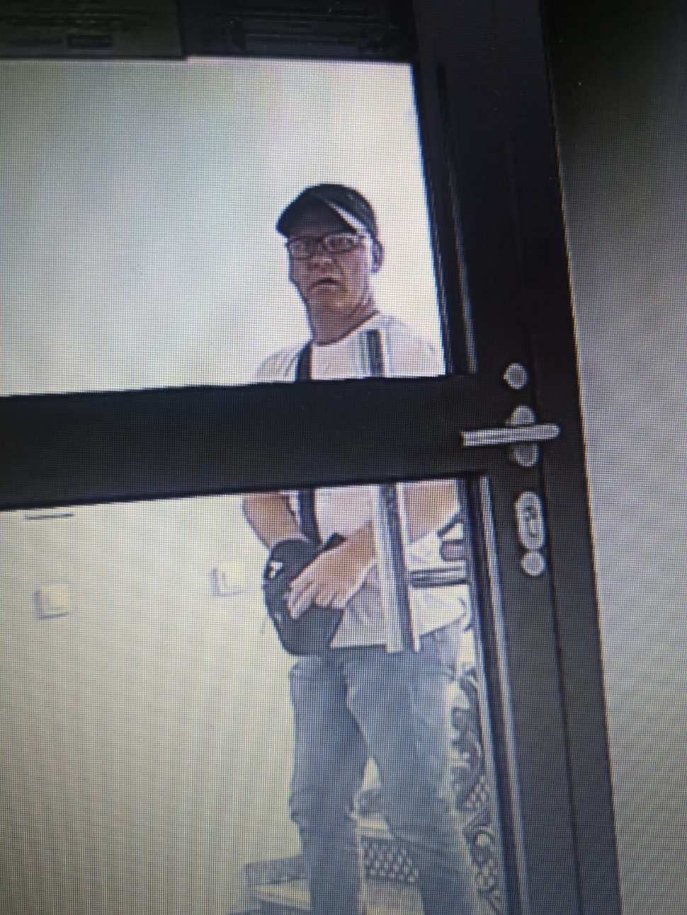 Policja poszukuje podejrzanego o zniszczenie mienia