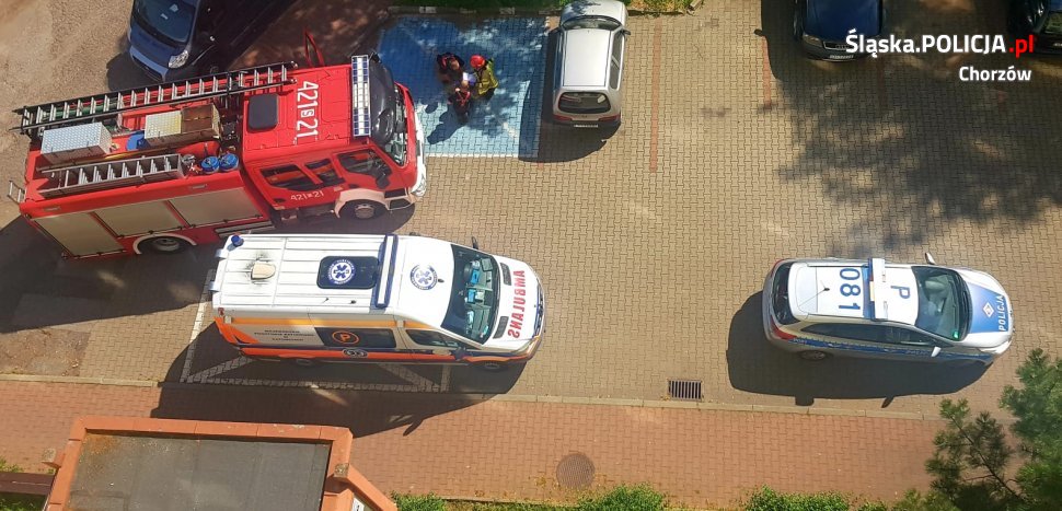 Kobieta chciała skoczyć z dachu. Służby zdążyły na czas