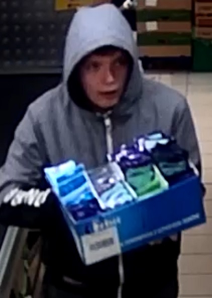 Mężczyzna ze zdjęć podejrzany jest o kradzież artykułów spożywczych. Poznajesz go?