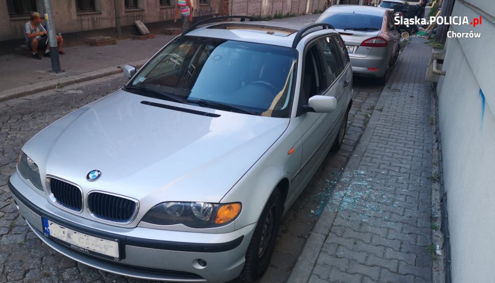 2-letnie dziecko zostało zatrzaśnięte w samochodzie w upalny dzień. Pomogli policjanci