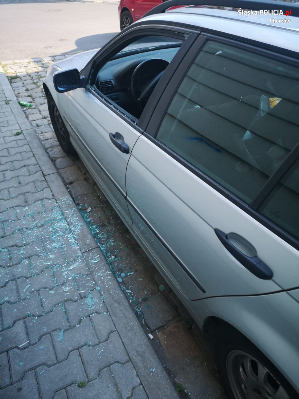 2-letnie dziecko zostało zatrzaśnięte w samochodzie w upalny dzień. Pomogli policjanci