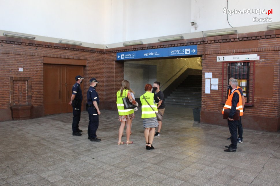 Chorzowscy policjanci z służbami sanitarnymi przeprowadzili kontrolę dworca kolejowego