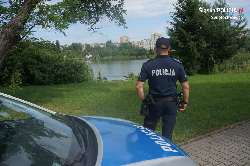 "Bilet na basen zamiast mandatu" - świętochłowiccy policjanci kontrolują akweny wodne