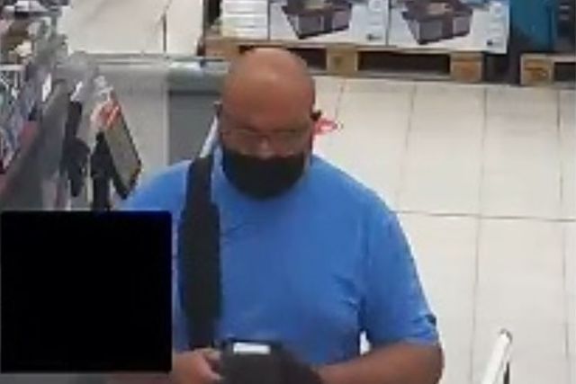 Rozpoznajesz tego mężczyznę? Przywłaszczył sobie pozostawiony na ladzie telefon!