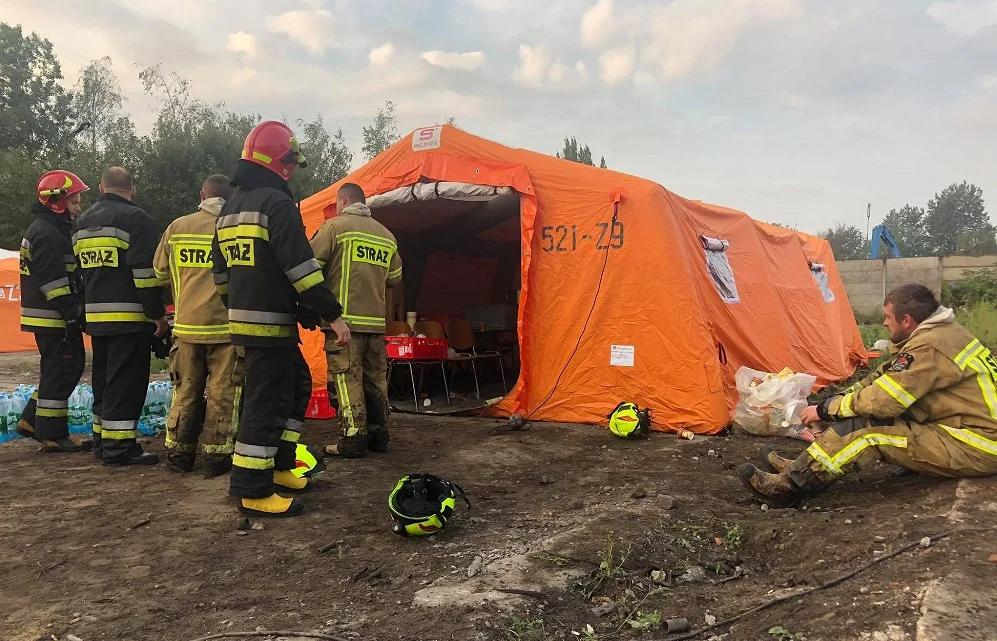 Trwa dogaszanie pożaru składowiska odpadów w Sosnowcu