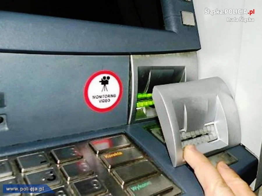 Co to jest skimming? Jak się przed nim ustrzec?