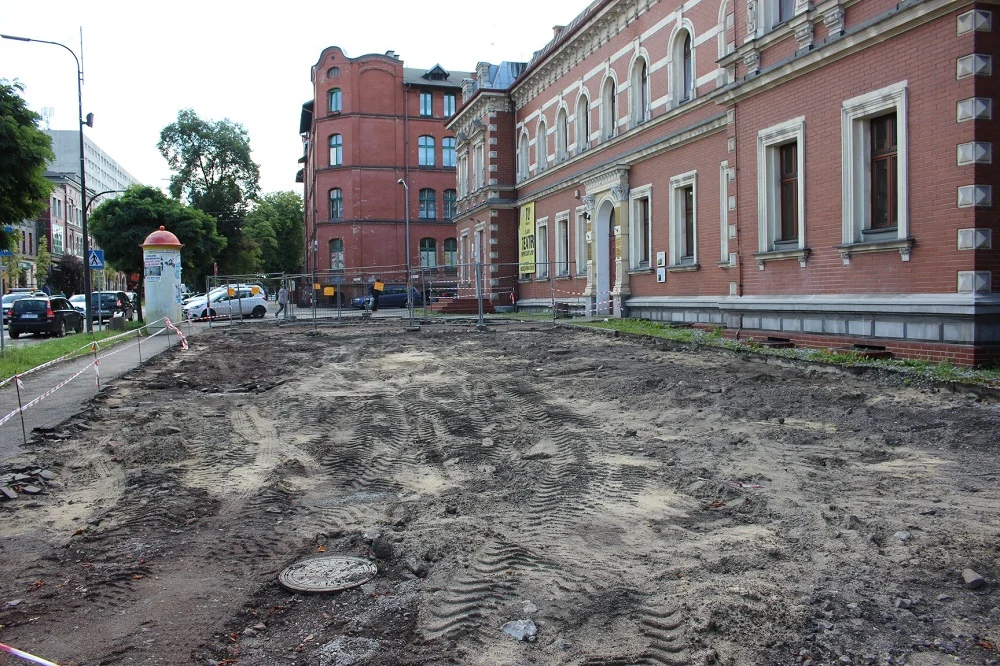 Pełną parą ruszają prace przy rewitalizacji przestrzeni przed Miejskim Centrum Kultury