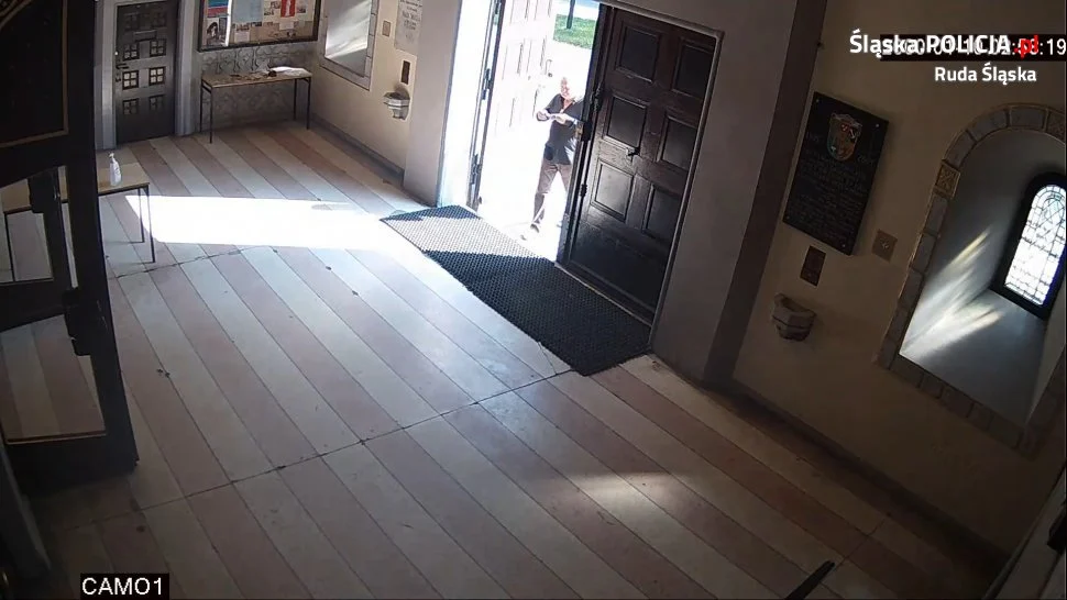 Publikujemy wizerunek sprawcy kradzieży z włamaniem do orzegowskiej parafii. Poznajesz go?