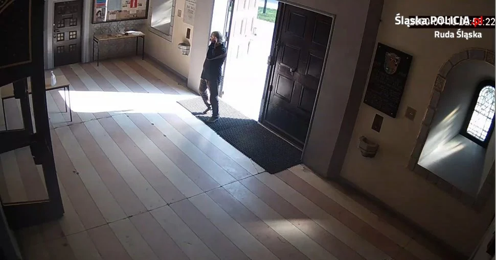 Publikujemy wizerunek sprawcy kradzieży z włamaniem do orzegowskiej parafii. Poznajesz go?