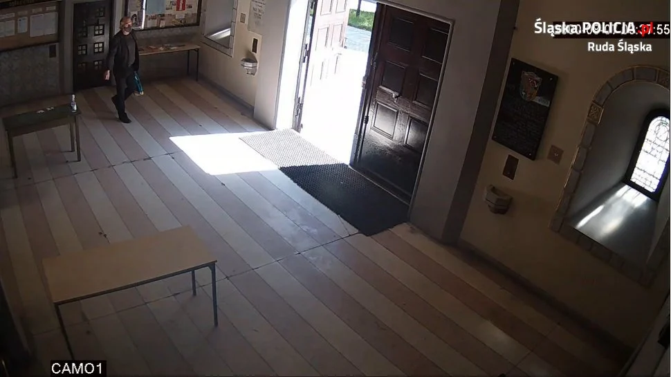 Publikujemy wizerunek sprawcy kradzieży z włamaniem do orzegowskiej parafii. Poznajesz go?