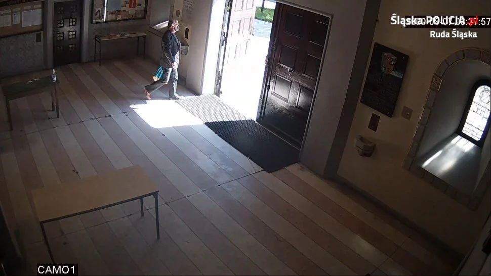 Publikujemy wizerunek sprawcy kradzieży z włamaniem do orzegowskiej parafii. Poznajesz go?
