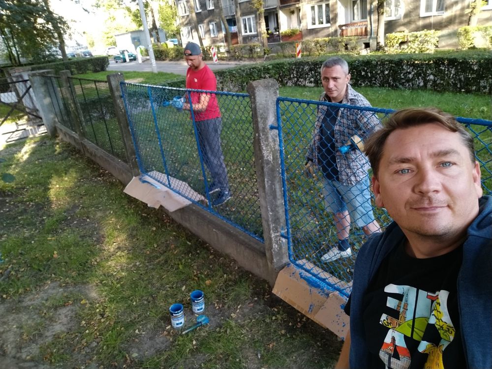Radni pomalowali płot przy przedszkolu nr 5
