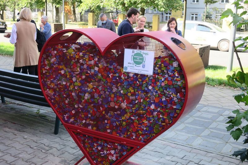 Metalowe serca na plastikowe nakrętki