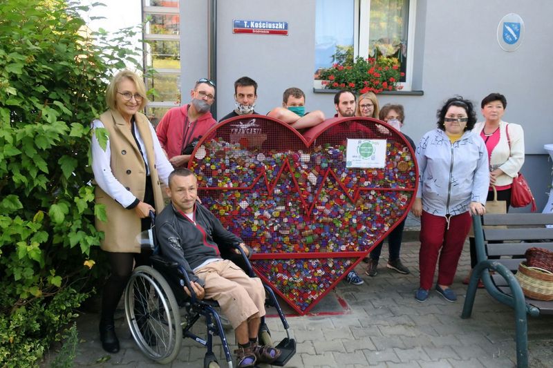 Metalowe serca na plastikowe nakrętki