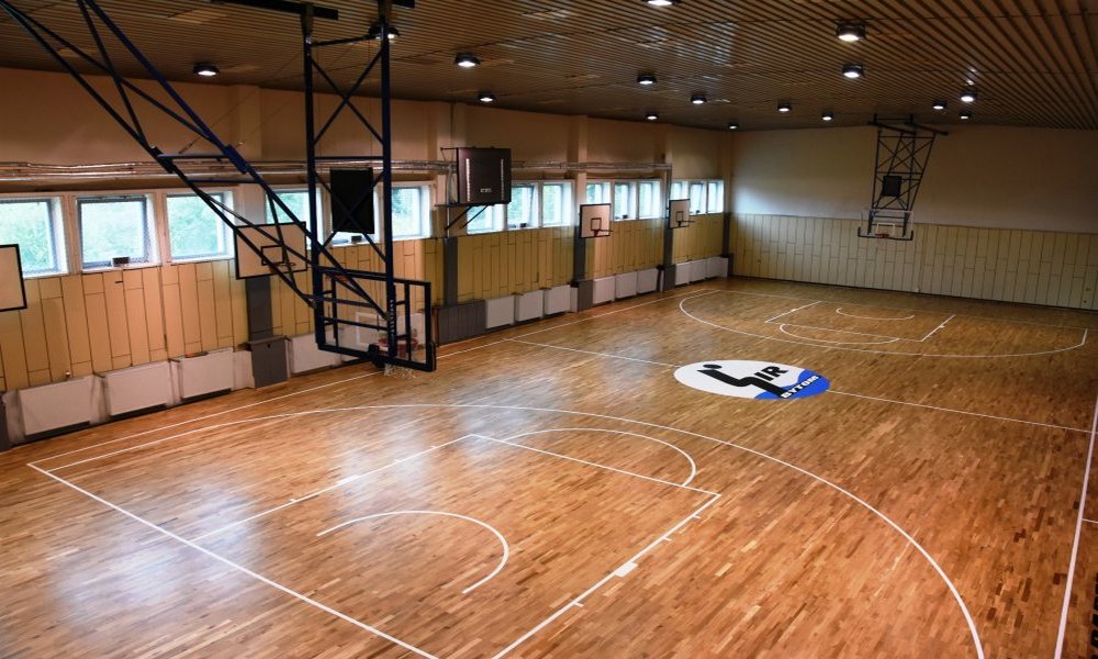 Remont parkietu w hali sportowej zakończony
