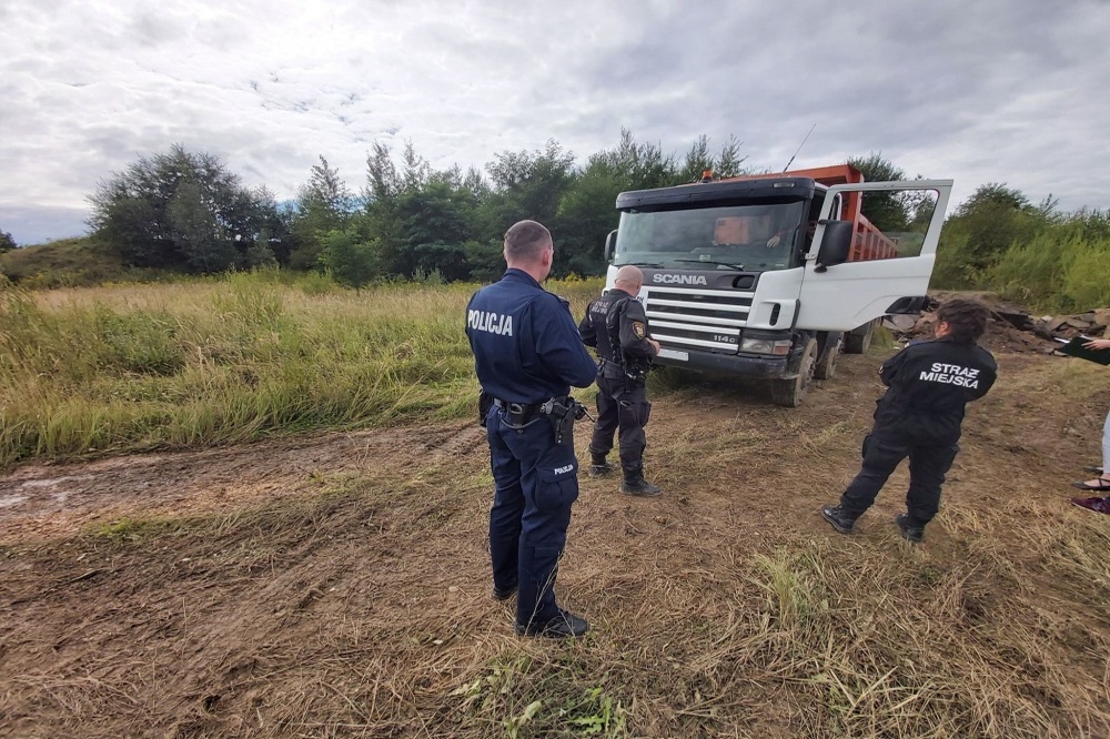 Zrzucił odpady! Będzie kara