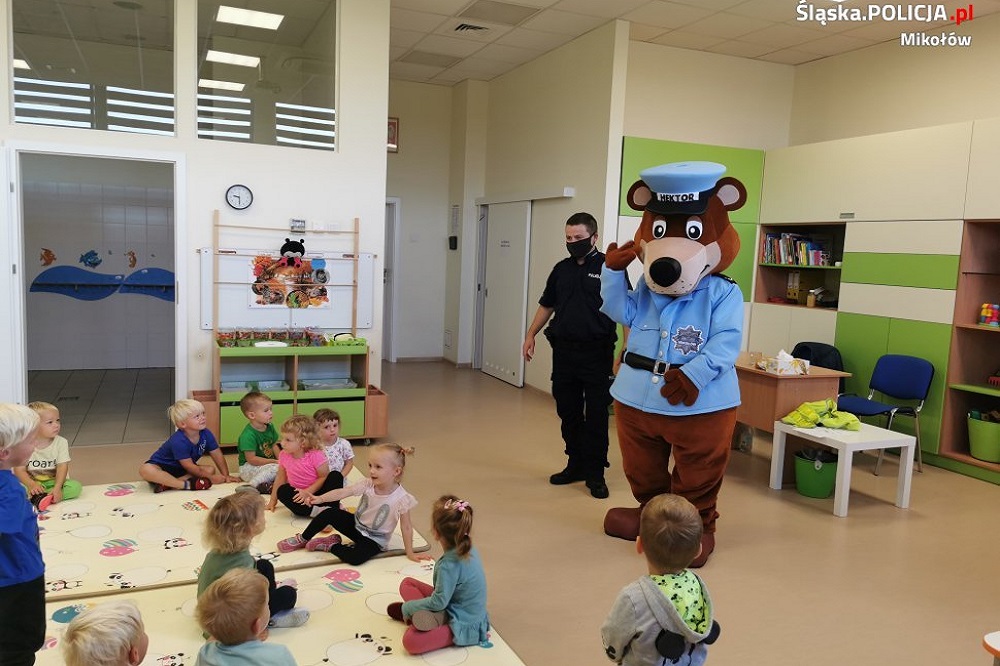 O magii odblasków i nie tylko - dzielnicowy w mikołowskim przedszkolu