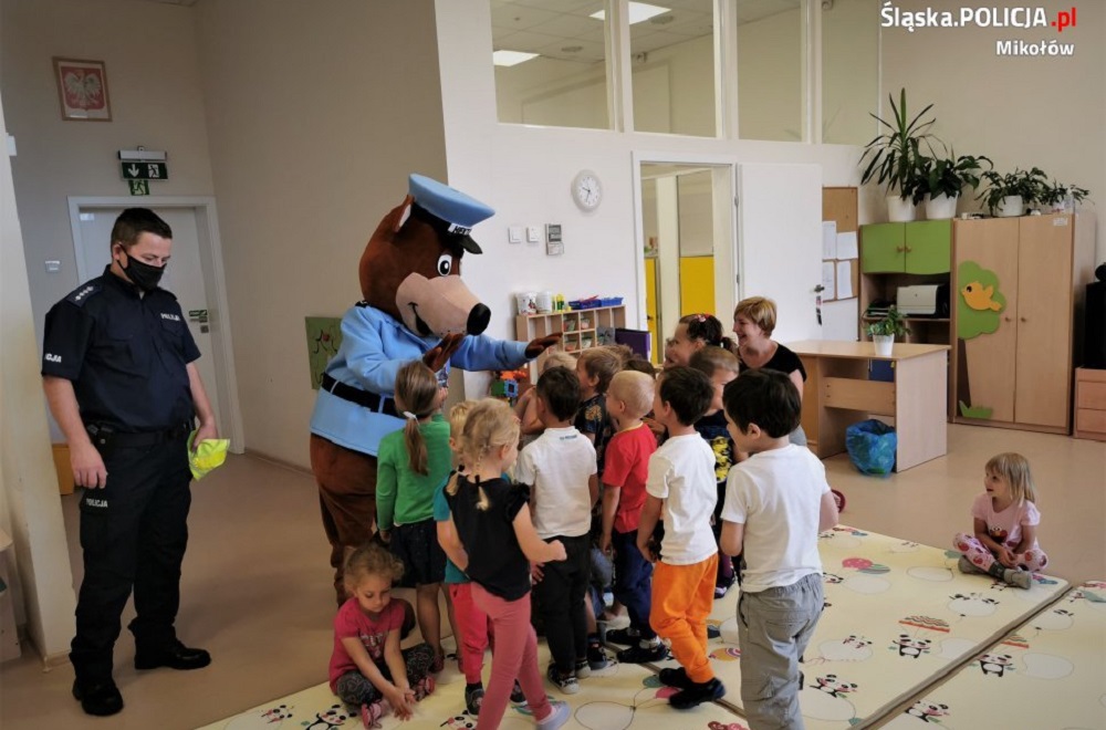 O magii odblasków i nie tylko - dzielnicowy w mikołowskim przedszkolu