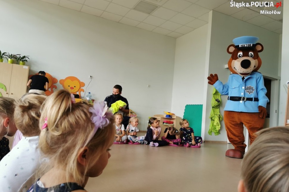 O magii odblasków i nie tylko - dzielnicowy w mikołowskim przedszkolu