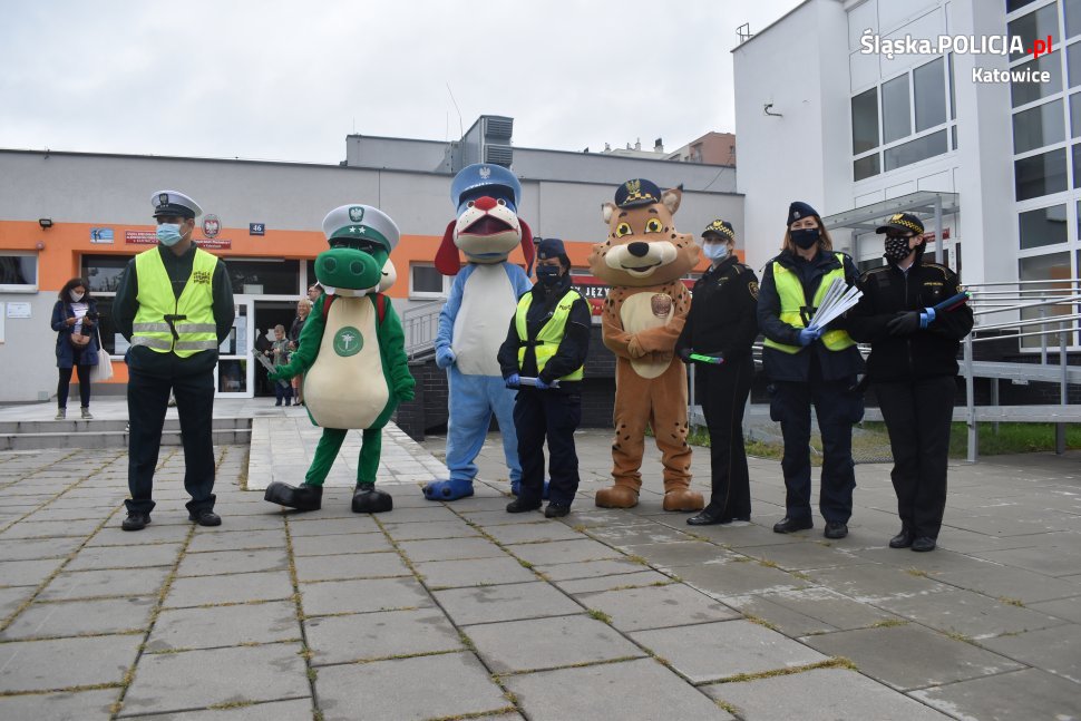 Policjanci zadbali o bezpieczeństwo uczniów w ramach akcji "Bezpieczna droga do szkoły"