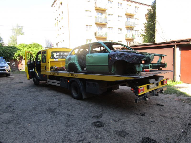 Strażnicy miejscy walczą z porzuconymi samochodami