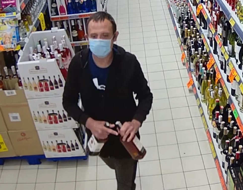 Publikujemy wizerunek podejrzewanych o kradzież alkoholu. Czy rozpoznajesz?