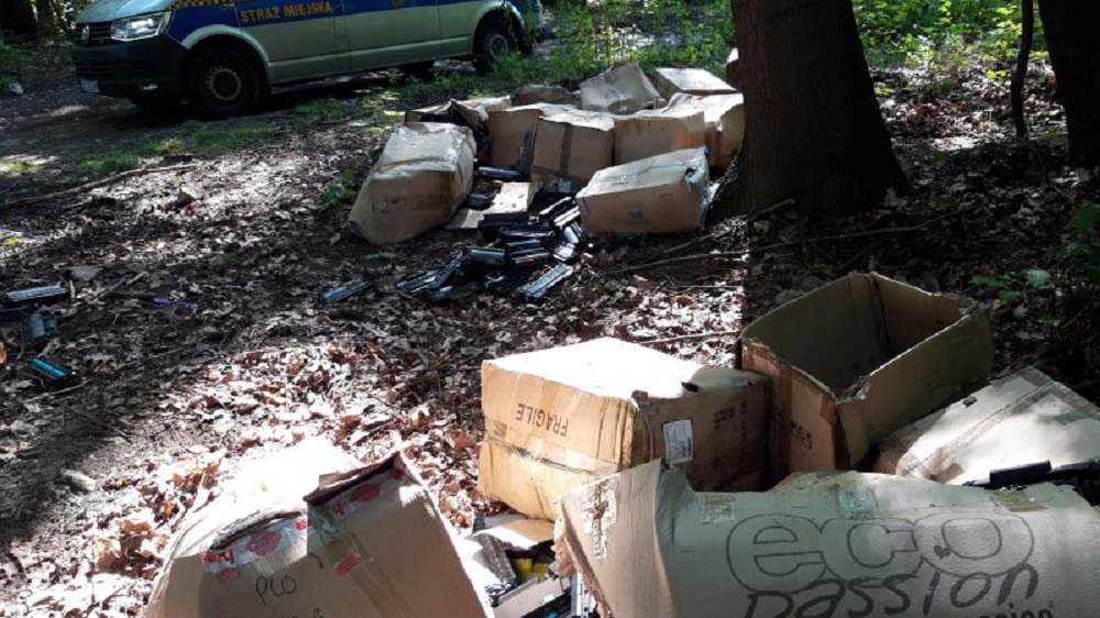 Wyrzucił tonery w lesie. Namierzyli go strażnicy miejscy