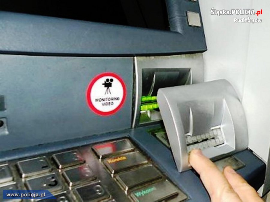 Czym jest skimming i jak się przed nim uchronić?