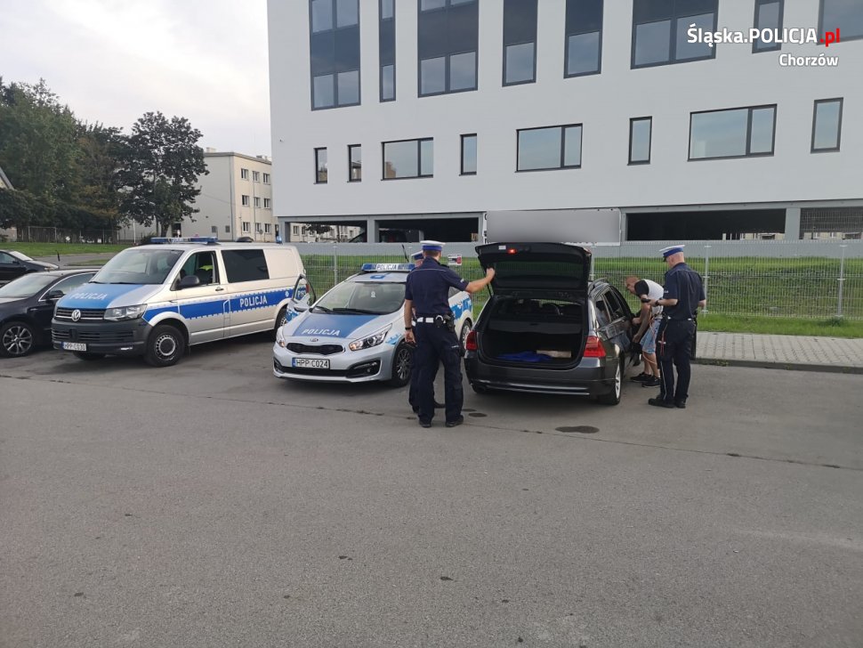 Chorzowscy mundurowi na chorzowskiej Motosferze - zlocie miłośników tuningu