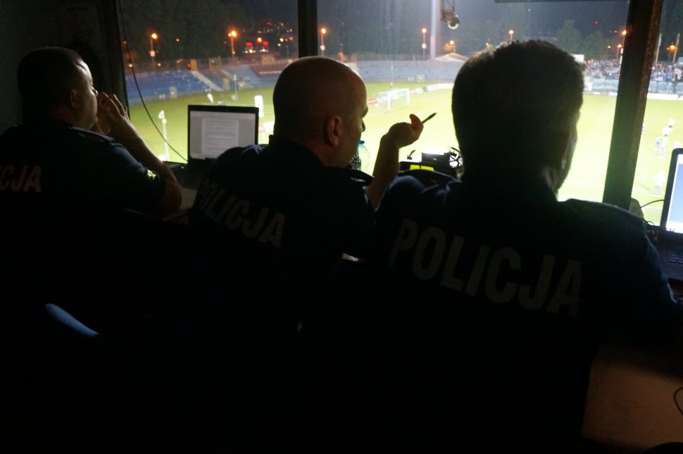 Policjanci dbali o bezpieczeństwo podczas piłkarskich zmagań