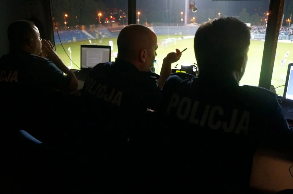 Policjanci dbali o bezpieczeństwo podczas piłkarskich zmagań