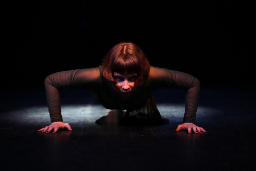 Premiera spektaklu “Mała jednostka wielkiej materii” w Starochorzowskim Domu Kultury