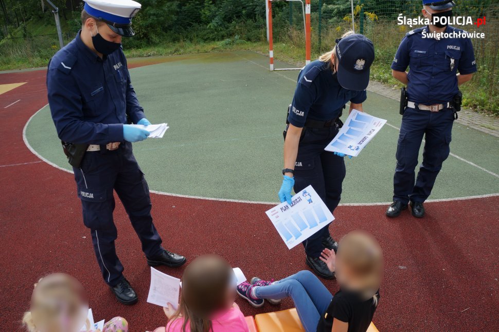 Mundurowi u dzieci rozpoczynających przygodę ze szkołą