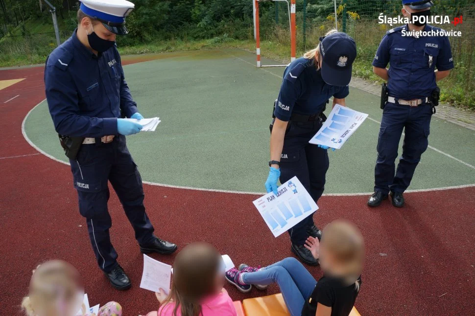 Mundurowi u dzieci rozpoczynających przygodę ze szkołą