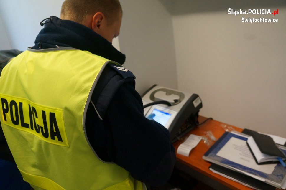 Nielegalna przejażdżka skuterem zakończona uszkodzeniem hondy. 27-latek był pijany