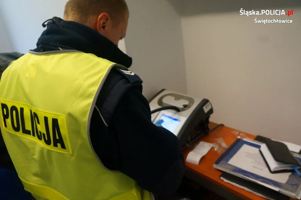 Nielegalna przejażdżka skuterem zakończona uszkodzeniem hondy. 27-latek był pijany