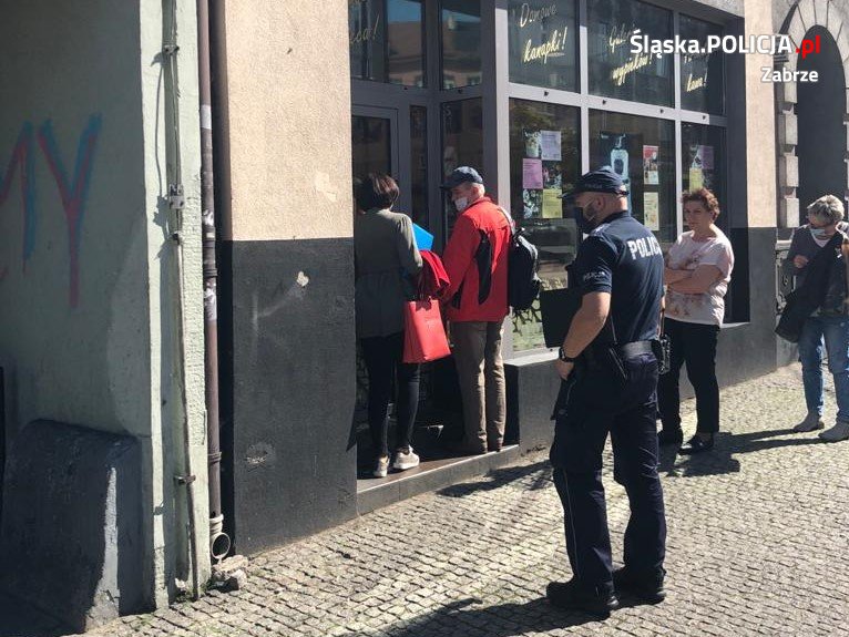 Policjanci z pracownikami sanepidu prowadzą kontrole na terenie Zabrza