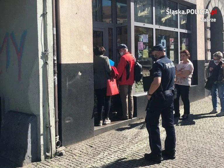 Policjanci z pracownikami sanepidu prowadzą kontrole na terenie Zabrza