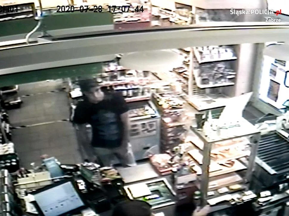 Publikujemy wizerunek podejrzanego o kradzież rozbójniczą