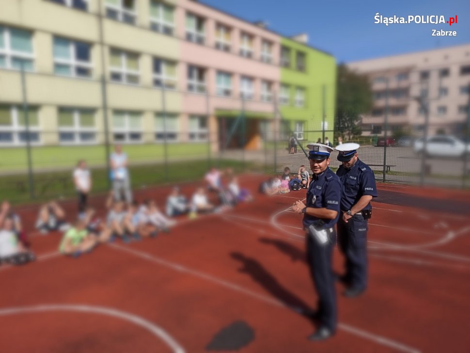 Jak być bezpiecznym na drodze? Policjanci odwiedzili uczniów Szkoły Podstawowej nr 14