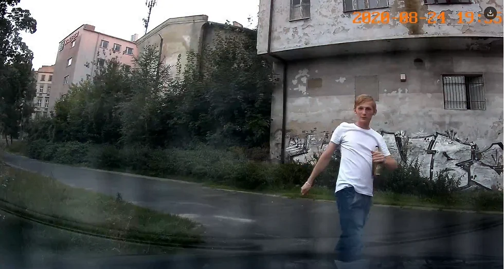 Oto mężczyzna podejrzewany o zniszczenie mienia. Rozpoznajesz go?