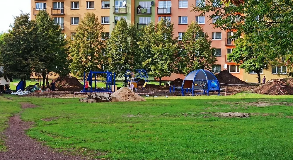 Trwa montaż urządzeń na placu zabaw NIVEA w Kochłowicach