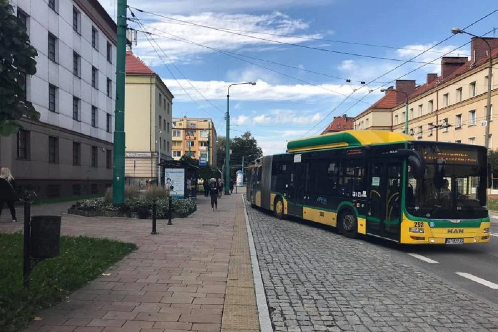 Zastępczy przystanek przy budynku sądu