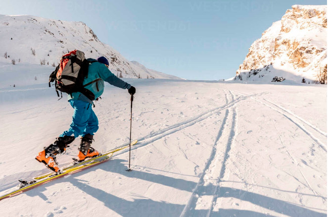Co to jest skitour i jakiego sprzętu będziesz potrzebował do jego uprawiania?