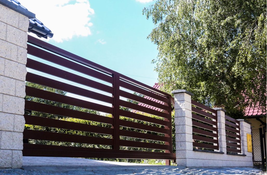 Drewnopodobne ogrodzenia z aluminium - piękno drewna i trwałość aluminium