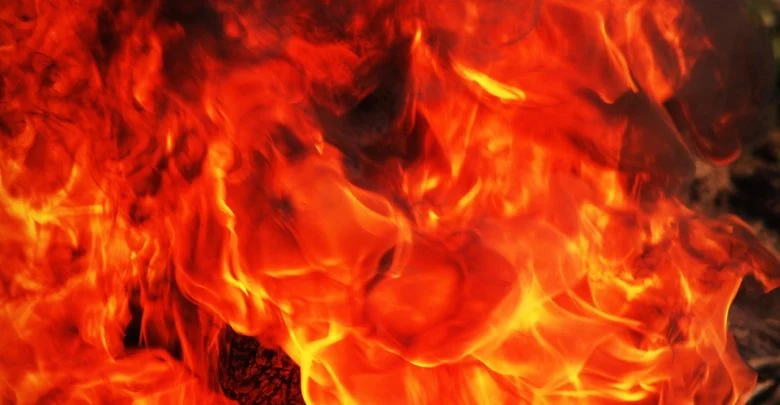 Ogromny pożar w Mysłowicach. Ciąg garaży gasiło kilkanaście zastępów straży pożarnej!