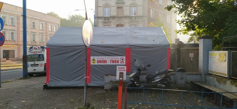 Punkt poboru wymazów w kierunku COVID-19 "drive thru" w Mysłowicach